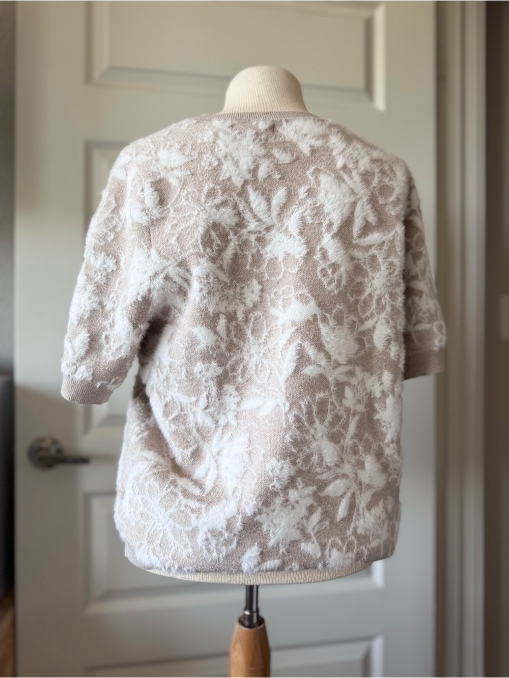 NWT Rachel Roy Beige Floral Knit Short Sleeve Sweater Soft Textured Pullover - Picture 4 of 9